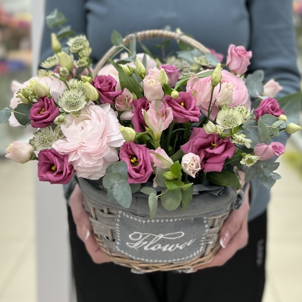 Эустомы и розовые ранункулюсы в маленькой корзине